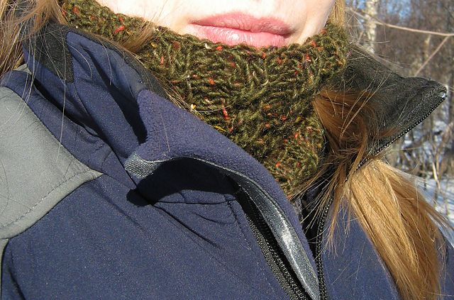 Neckwarmer with baby cables