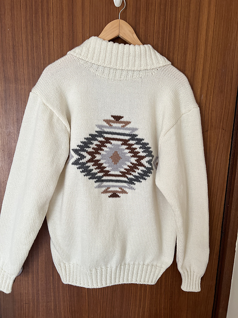 Cardigan with Geometrical Colourwork