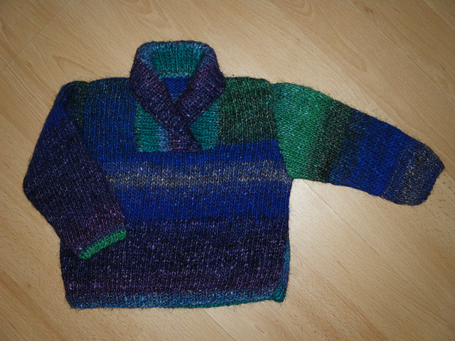 41 - Pull col châle, bonnet, écharpe et moufles