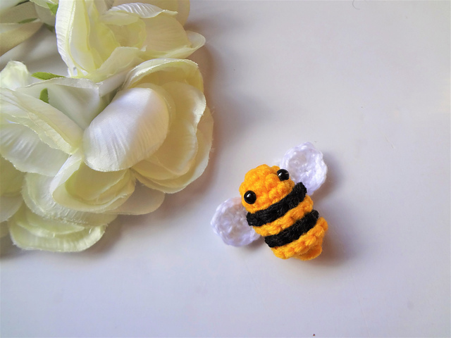 Amigurumi bee