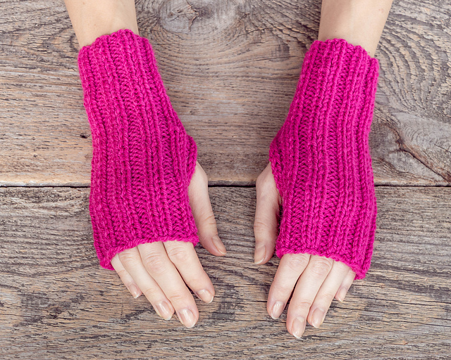 Gloves in Dark Grey/Fuchsia