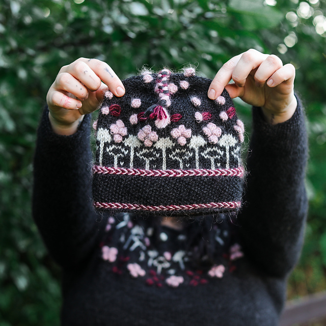 Schema gratis cappello ai ferri lavorato Woodland di Anna-Sofia Vintersol