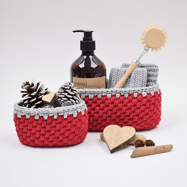 Ribbon Christmas Basket - Oval