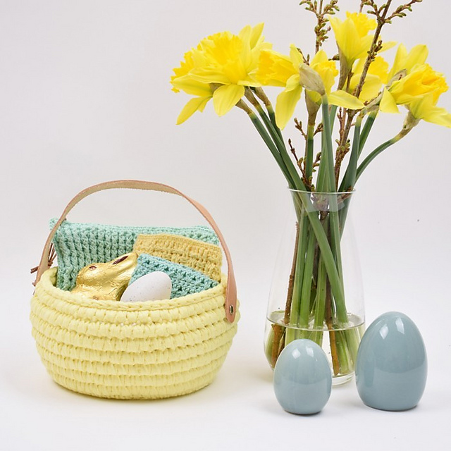 Ribbon Easter basket with leather handle