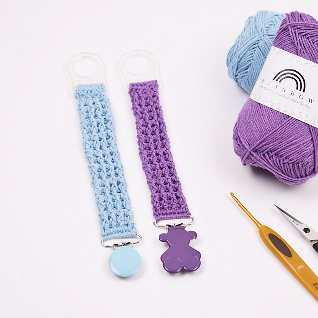 Pacifier clip in single rib