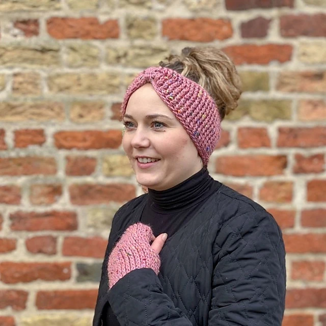 fascia per capelli a uncinetto e manicotti rosa