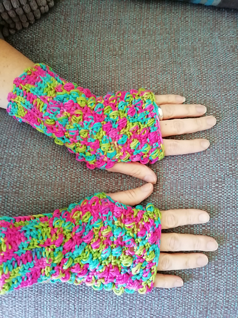 Puff stitch wristwarmers