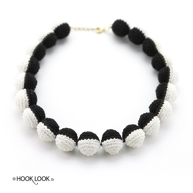 Collier black and white