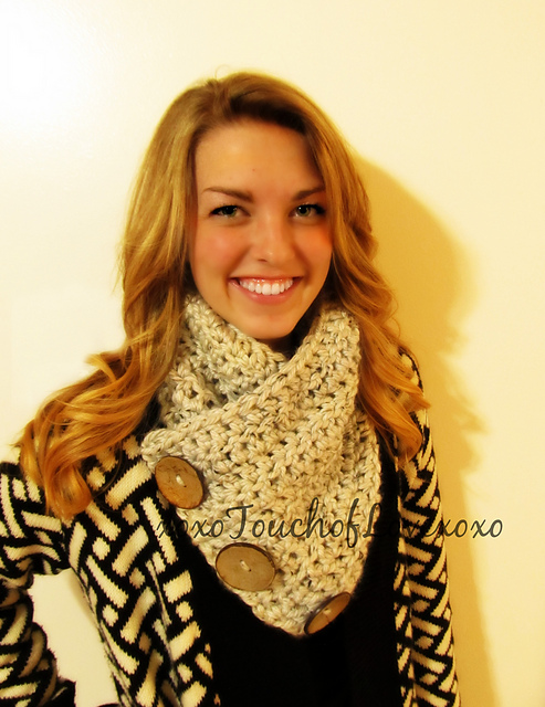 Chunky Three Buttoned Cowl