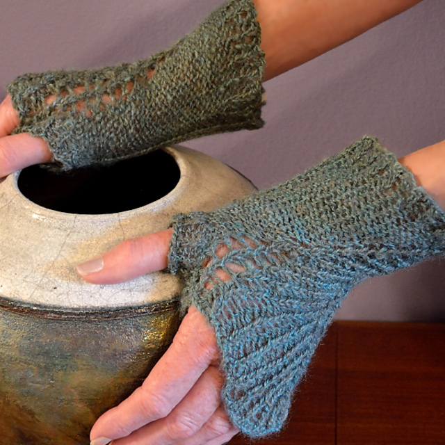 The Entwined Lace Mitts