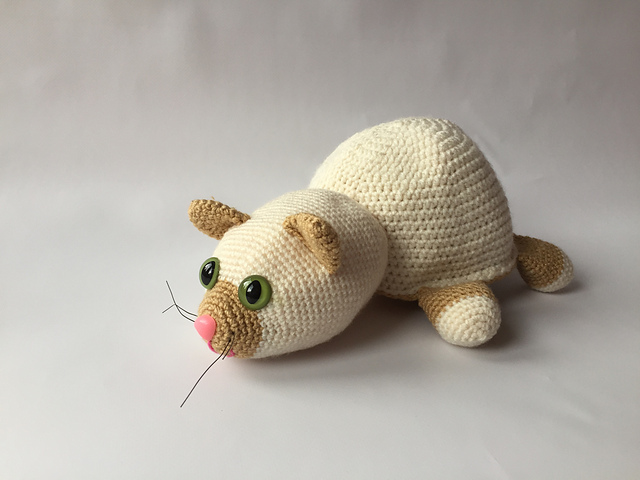 Flippable cat-dog  toy