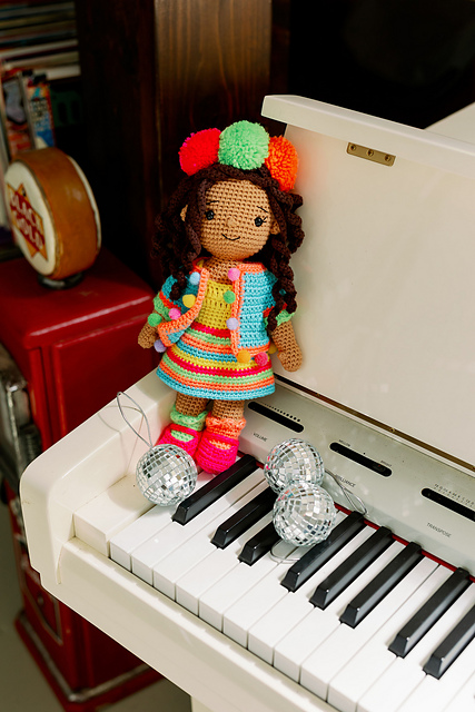Pom pom Party Doll