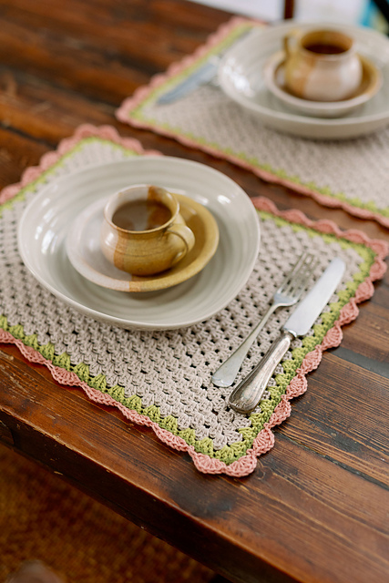 Scallop-Edge Placemats