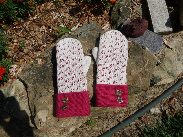 Mittens with a Row of Hearts Down the Back