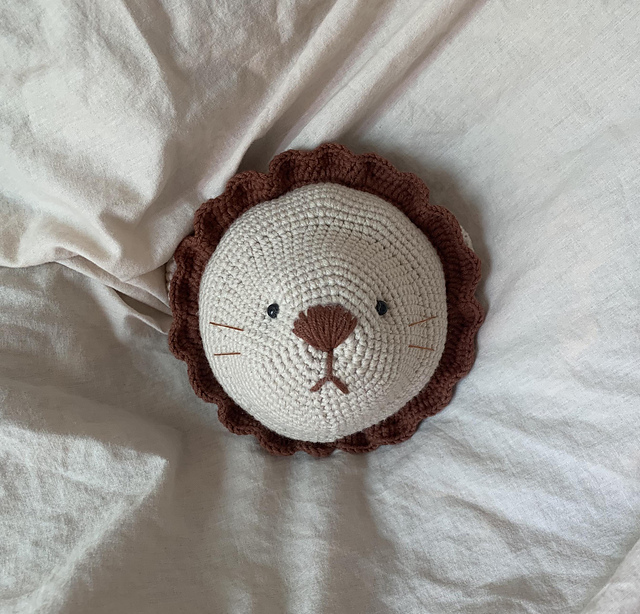 Trophy head lion