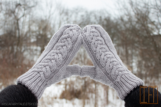 Women's Cable Mittens