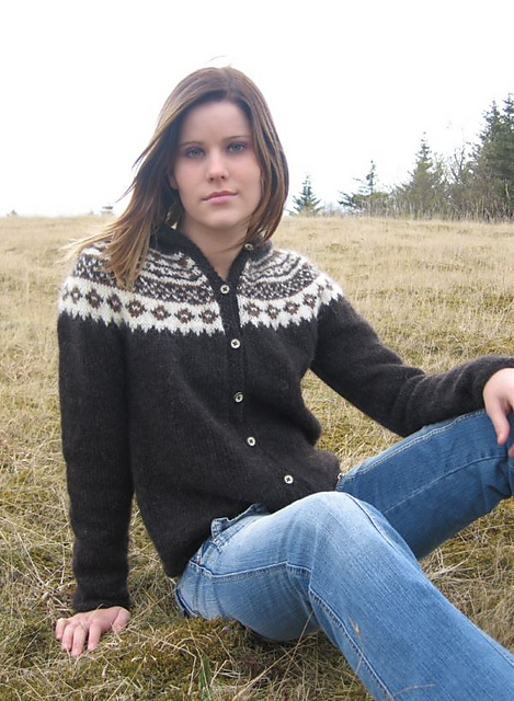 Ravelry: Létt-lopapeysa með stuttum munsturbekk og hettu pattern by ...
