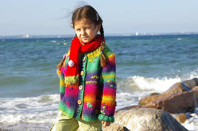 Bestickte Mädchenjacke in Regebogenfarben