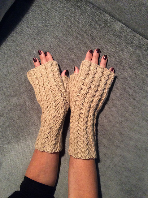 Red Cable Mitts