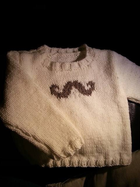 Pull à motif moustache
