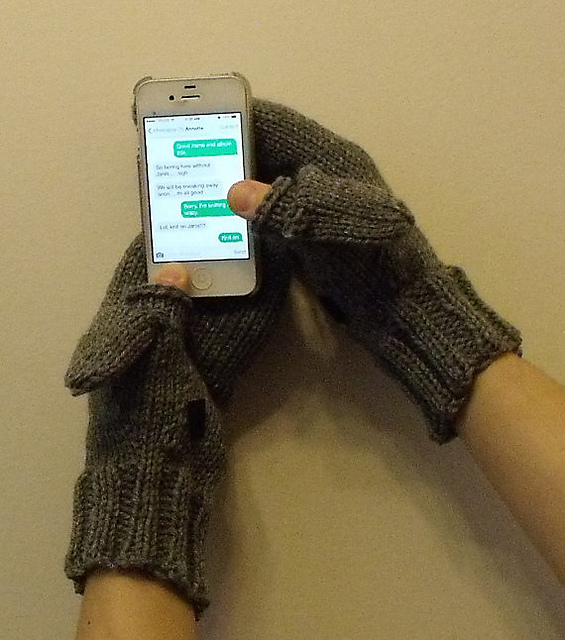 Texting Mit Ravelry: Knit a Pair of Texting Mitts pattern by Janis Frank