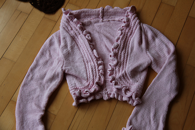 # 45 Rüschen-Bolero mit Häkelblüte