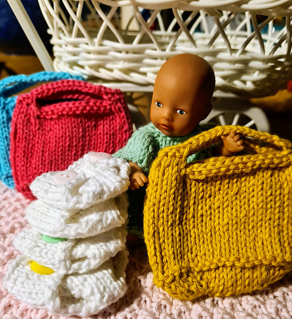 Ravelry 11cm Baby Doll Nappy Bag pattern by Jane Terzza
