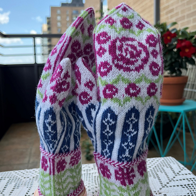Flowers Over the Fence Mittens
