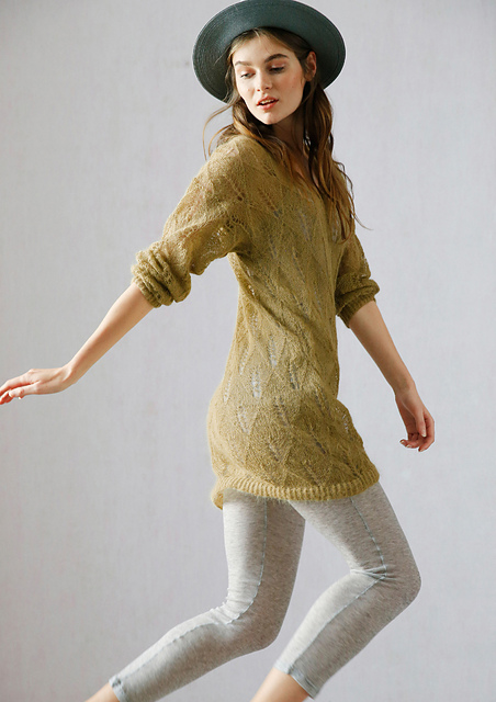 # 20 Langer Pullover mit Lochmuster
