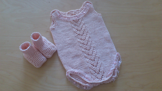 25702 Body, socks and crocheted hat