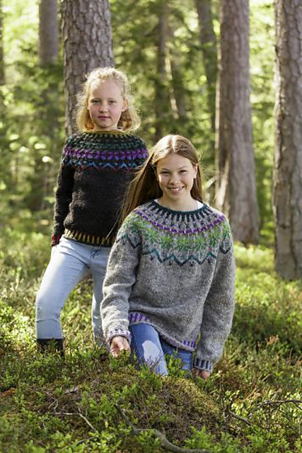 92033. MÖNSTERSTICKAD OKTRÖJA TILL BARN OCH DAM