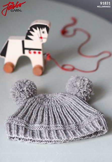 Ribbstickad babymössa med pompoms