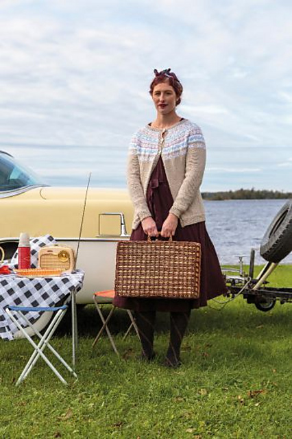 92257. "Picknickkoftan" - med mönsterstickat ok