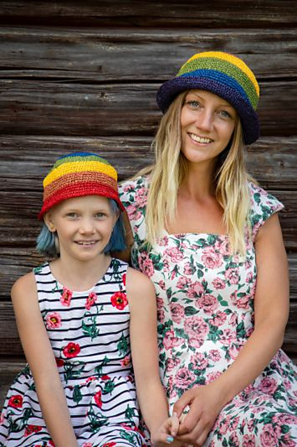 92467. REGNBÅGSHATT TILL STOR OCH LITEN