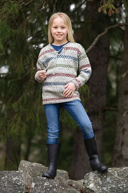 91386. BARNTRÖJA MED MOSSTICKADE KANTER
