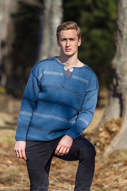 91376. HERRTRÖJA MED MOSSTICKADE KANTER