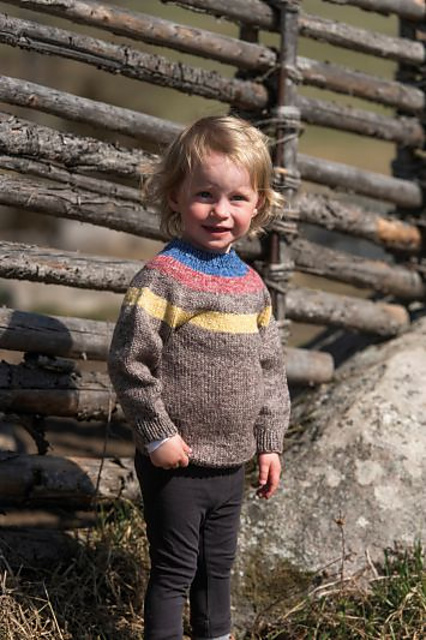 92437. 'Yllis' - rundstickad barntröja i Ylle