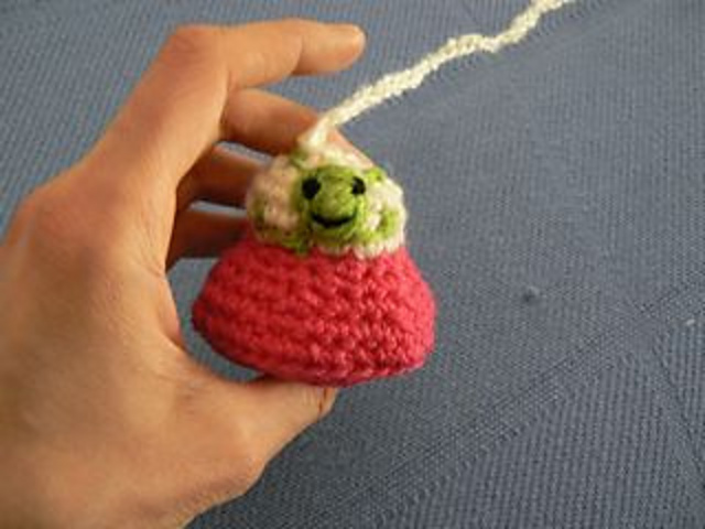 Flying saucer cat toy