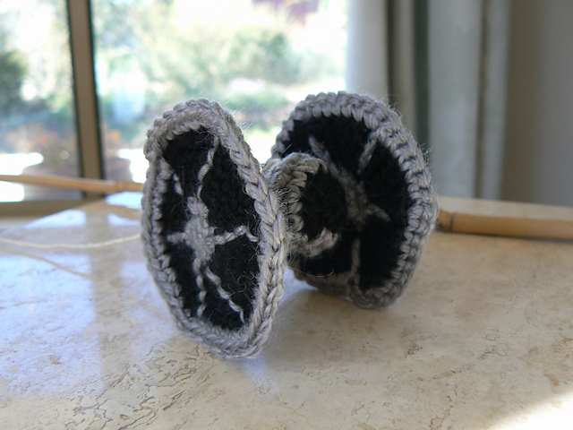 Tie fighter cat toy