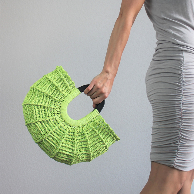 Shell Raffia Tote