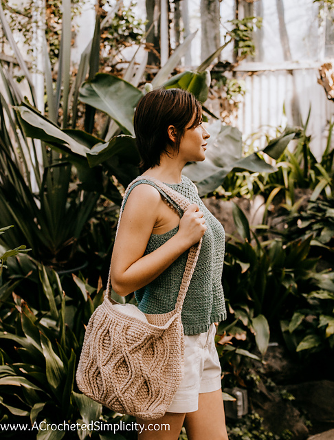 Ravelry: Lille Cabled Shoulder Bag pattern by Jennifer Renaud