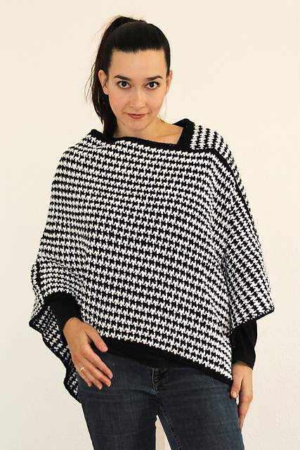 Poncho im Hahnentrittmuster