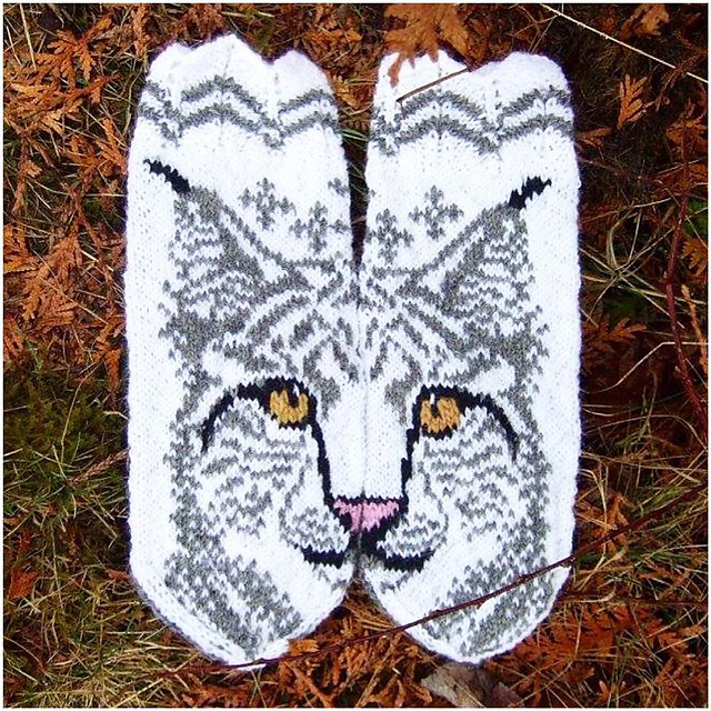 Lovis the Lynx mittens