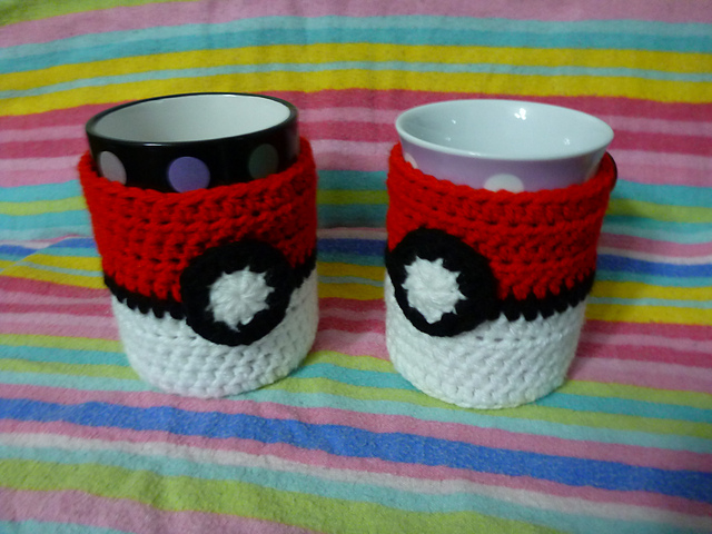 Pokemon Pokeball Cosy Mug Hug