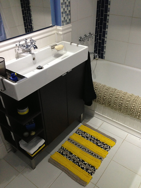 Bombus Bath Rug