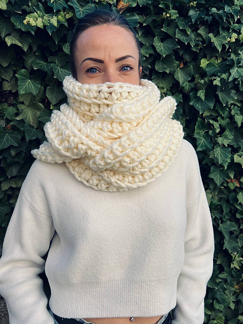 Ravelry: Oversize Infinity Scarf pattern by Jolly Lizard