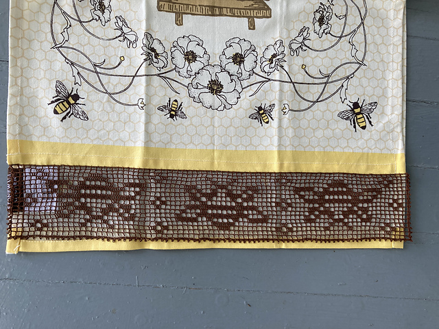 Buzzin' Around Towel Edging
