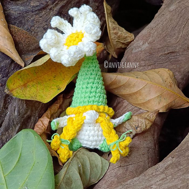 Tiny Daisy Gnome