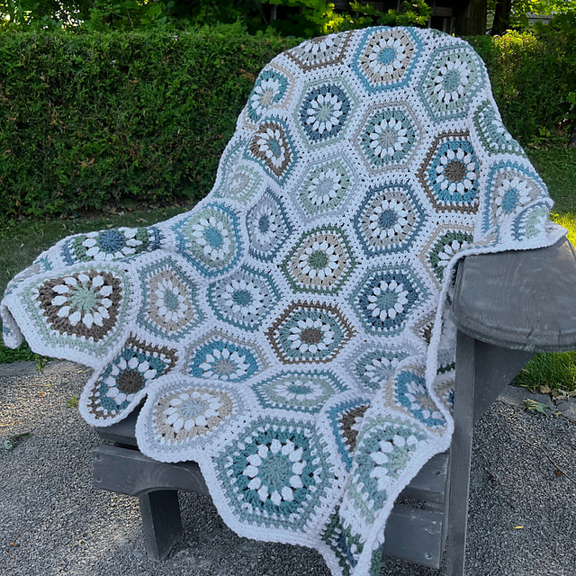 cororful／Sodomほか Ravelry: Meadow Blossom Hexagon Blanket pattern by Jane Snedden Peever