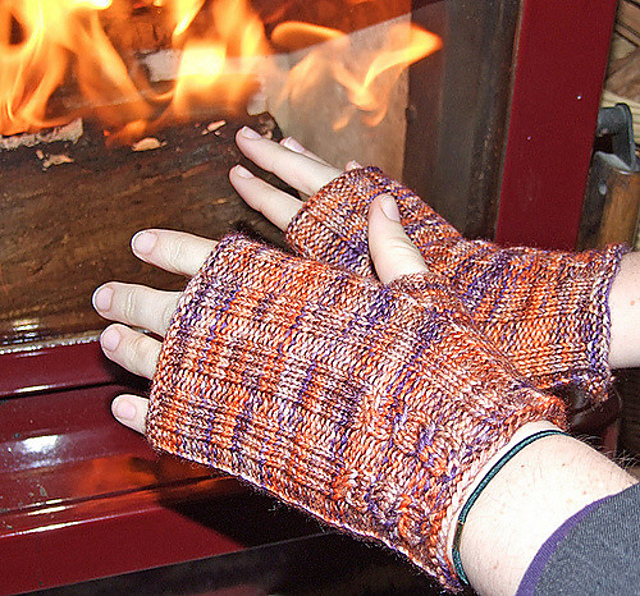 Machine knit Liquidamber mitts